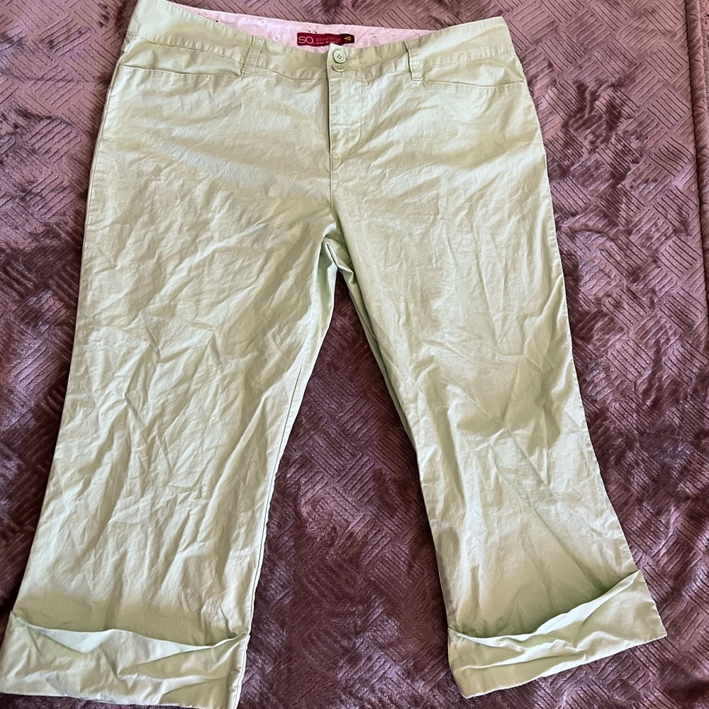 SO - pastel green capris the folded leg. Back flap pocket, functional. SZ 17